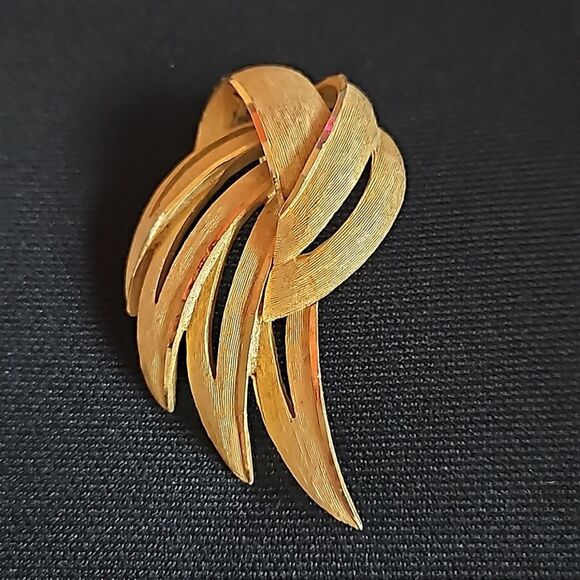 Large Vintage BSK Brushed Gold Abstract Wing Feather Pin Brooch - Picture 4 of 8